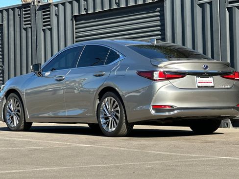 Used 2019 Lexus ES 300h w/ Luxury Package image 3