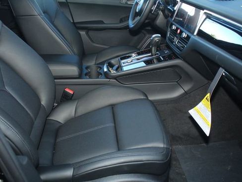 New 2026 Porsche Macan Base image 25