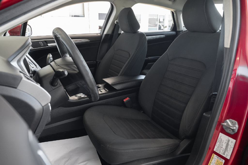 Used 2020 Ford Fusion SE FWD image 20