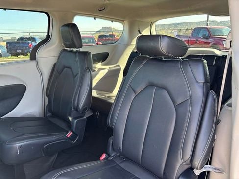Used 2022 Chrysler Pacifica Touring-L FWD image 16