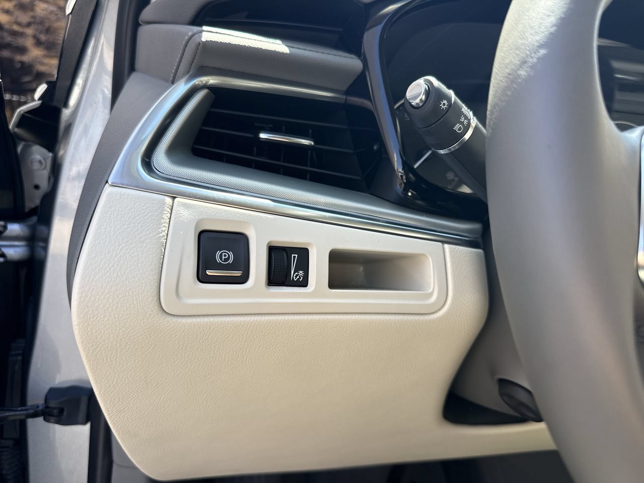 Certified 2024 Cadillac XT5 Premium Luxury w/ LPO, Premium Carpet Package FWD image 17