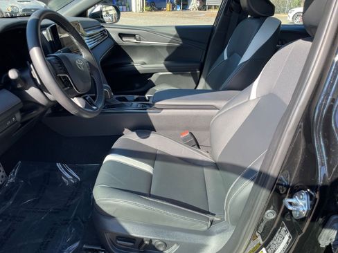 Used 2025 Toyota Camry SE image 25
