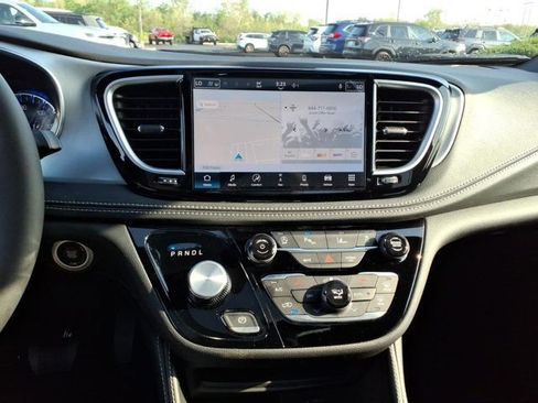 New 2026 Chrysler Pacifica Limited image 7