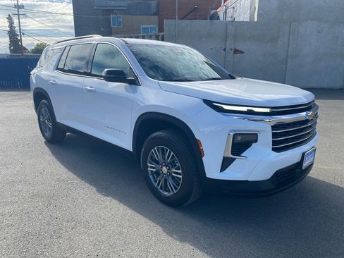 Used 2026 Chevrolet Traverse LT image 9