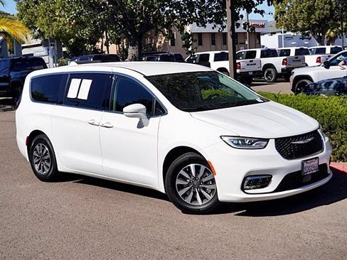 Used 2022 Chrysler Pacifica Touring-L FWD image 3