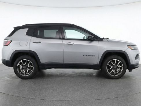 Used 2025 Jeep Compass Trailhawk AWD/4WD image 11