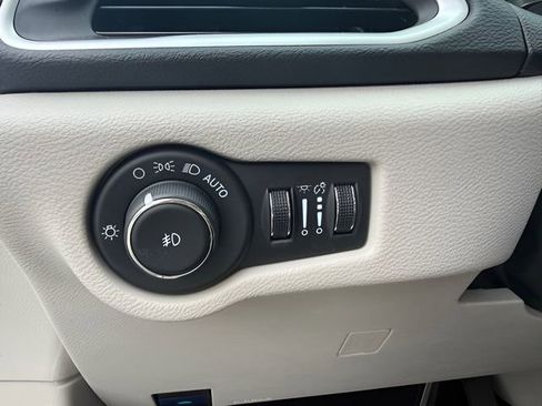 Used 2024 Chrysler Pacifica Touring-L FWD image 35