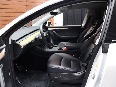 Used 2022 Tesla Model Y Long Range image 32