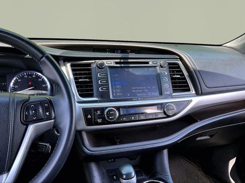 Used 2014 Toyota Highlander XLE image 9