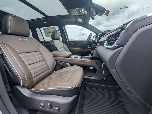 New 2026 GMC Acadia Denali Ultimate w/ LPO, Floor Liner Package AWD/4WD image 13