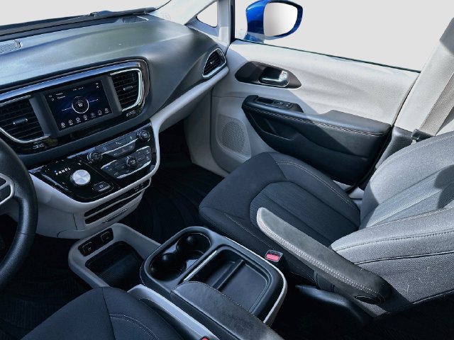 Used 2019 Chrysler Pacifica Touring Plus w/ Tire & Wheel Group FWD image 22