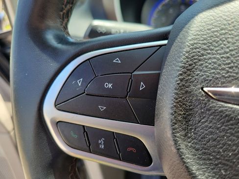 Used 2018 Chrysler Pacifica Touring-L FWD image 24