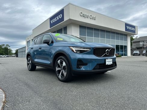 Used 2024 Volvo XC40 B5 Core w/ Protection Package Premier AWD/4WD image 2