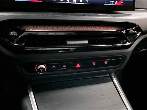 Used 2025 BMW 330i Sedan w/ M Sport Package image 34