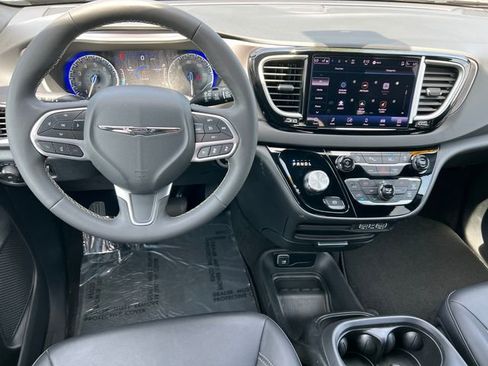 Used 2025 Chrysler Pacifica Select FWD image 2