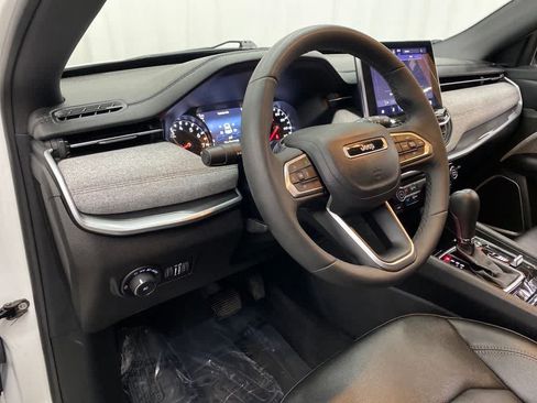 Used 2024 Jeep Compass Latitude AWD/4WD image 2