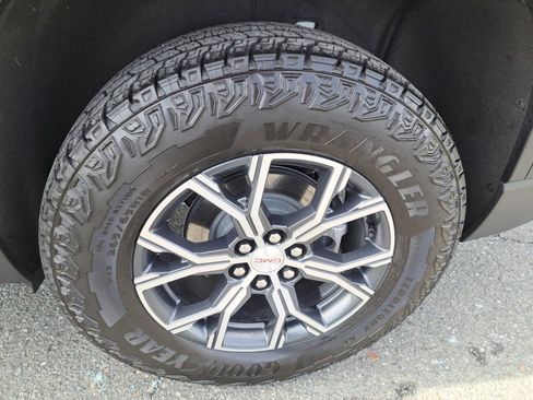 Certified 2025 GMC Acadia AT4 image 21