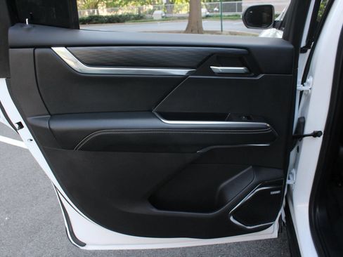 Used 2026 GMC Acadia Elevation w/ Elevation Premium Package FWD image 21