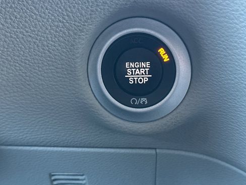 Used 2024 Chrysler Pacifica Select image 28