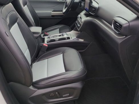 Certified 2022 Ford Explorer XLT w/ Equipment Group 202A image 25