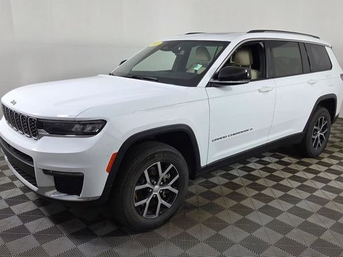 Used 2023 Jeep Grand Cherokee L Limited AWD/4WD image 9