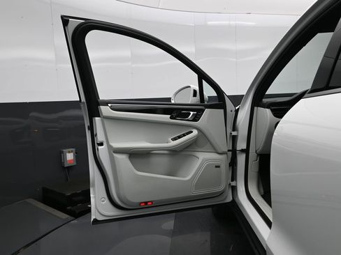 Certified 2025 Porsche Macan image 8