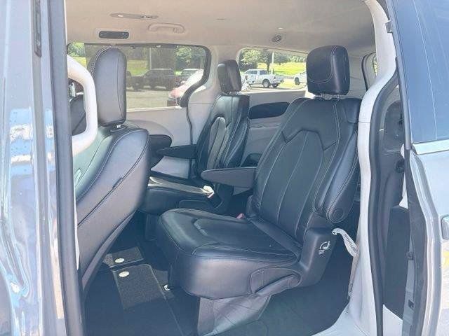 Used 2023 Chrysler Pacifica Touring-L FWD image 13