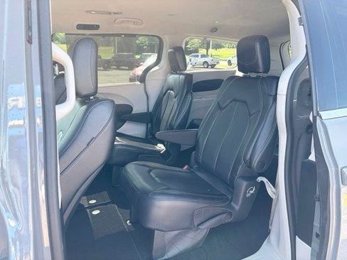 Used 2023 Chrysler Pacifica Touring-L FWD image 13
