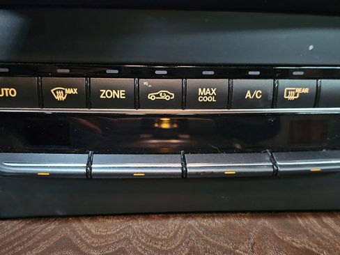 Used 2015 Mercedes-Benz E 400 Sedan image 35