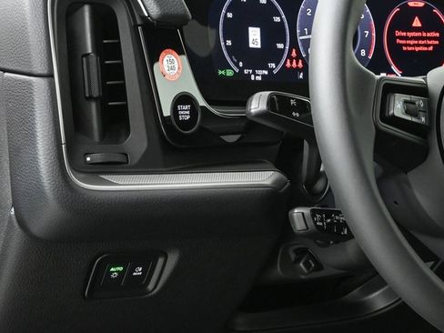 Used 2025 Porsche Cayenne image 12