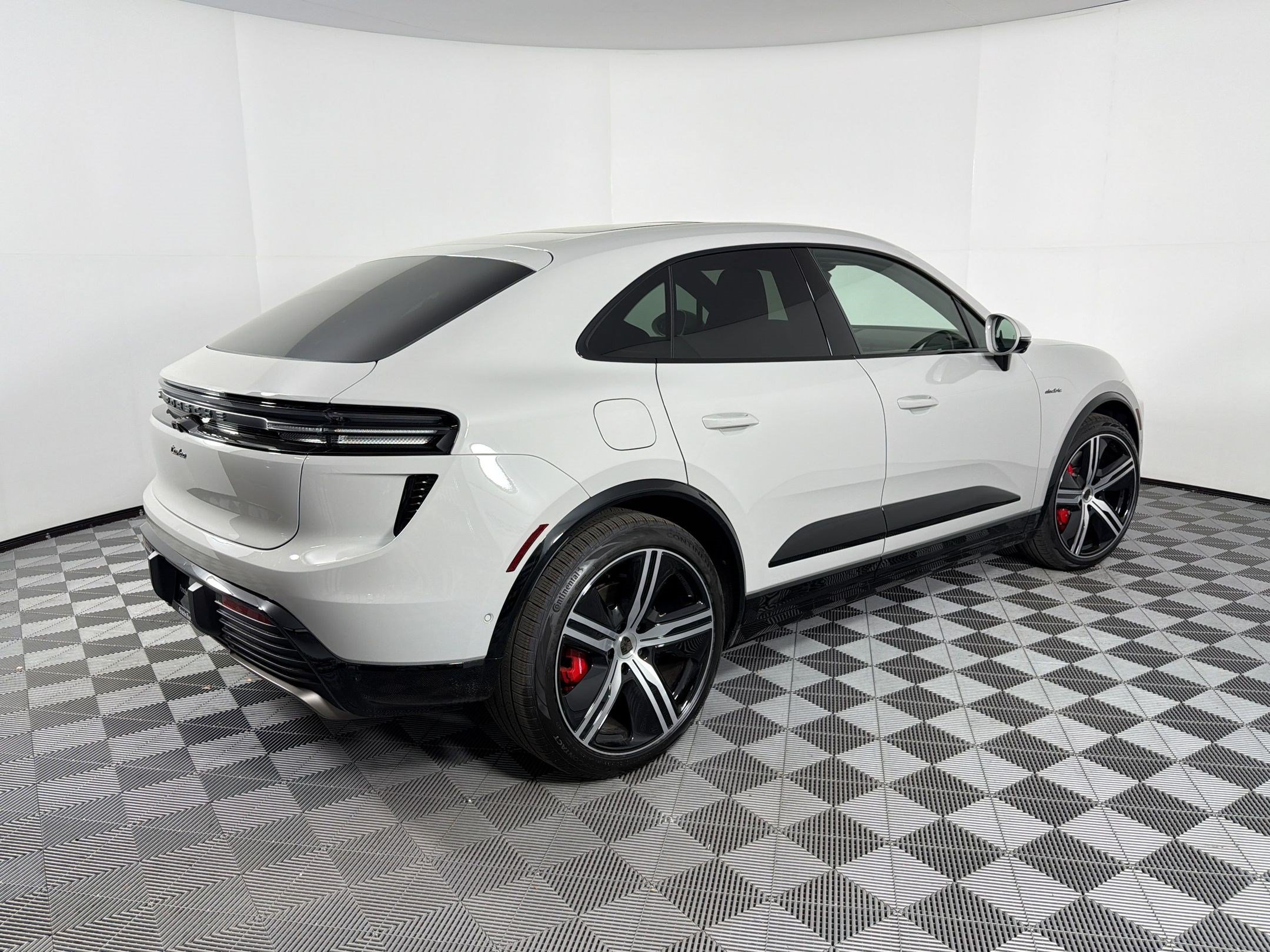 Used 2026 Porsche Macan Turbo Electric AWD/4WD image 9