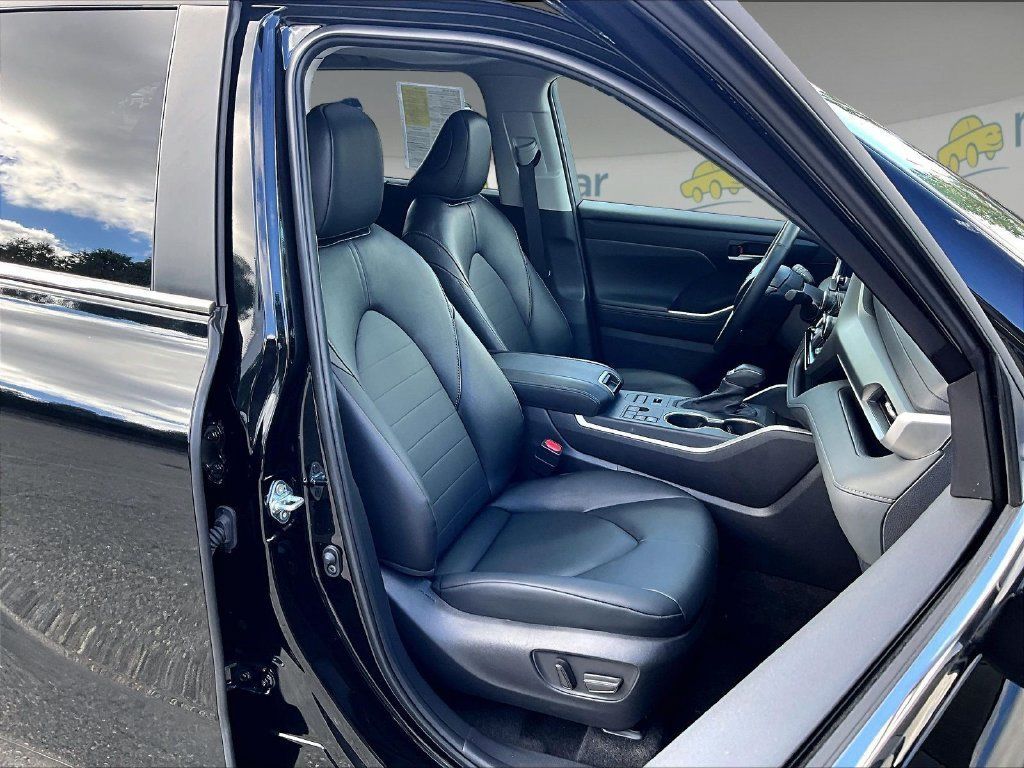Used 2026 Toyota Highlander XLE AWD/4WD image 11
