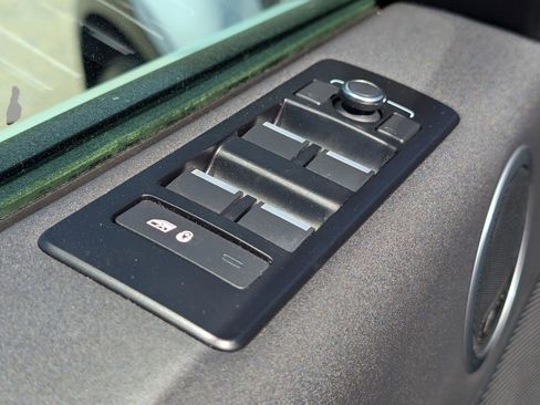 Used 2019 Land Rover Discovery HSE image 19