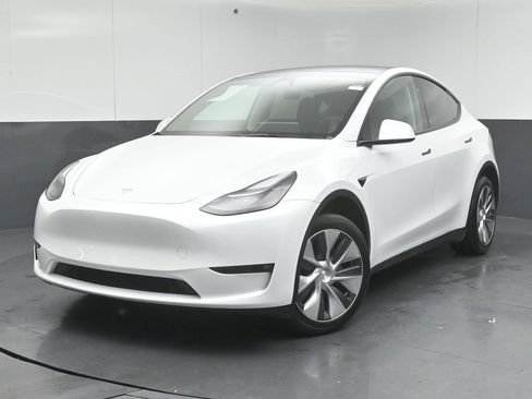 Used 2023 Tesla Model Y Long Range image 3