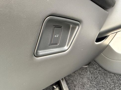 New 2025 Land Rover Range Rover Long Wheelbase SE image 13