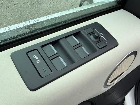 Used 2025 Land Rover Discovery S AWD/4WD image 22