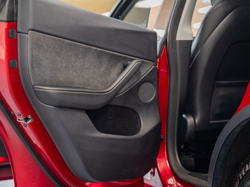 Used 2024 Tesla Model Y Long Range image 39