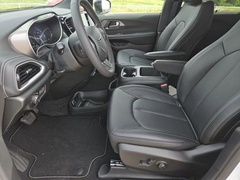 New 2026 Chrysler Pacifica Select image 21