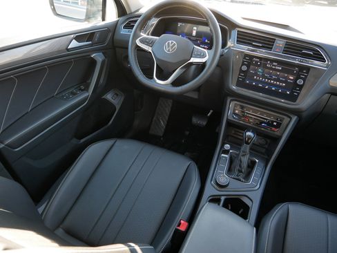 Used 2022 Volkswagen Tiguan SE image 9