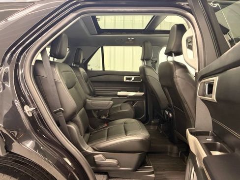 Used 2022 Ford Explorer XLT AWD/4WD image 9