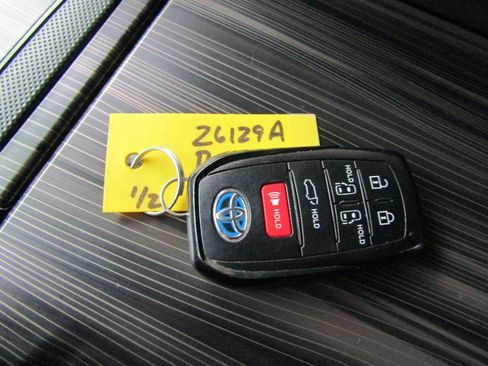 Used 2023 Toyota Sienna Platinum image 39