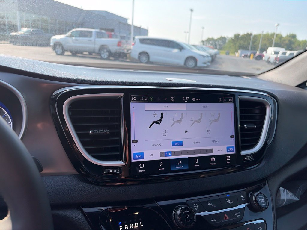 Certified 2025 Chrysler Pacifica Select FWD image 36
