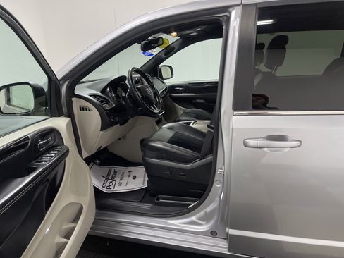 Used 2018 Dodge Grand Caravan SXT image 9