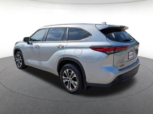 Used 2023 Toyota Highlander XLE AWD/4WD image 4