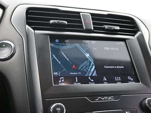 Used 2019 Ford Fusion SE w/ Equipment Group 151A FWD image 4