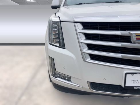 Used 2019 Cadillac Escalade ESV Premium Luxury image 10