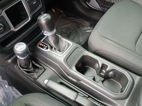 Used 2018 Jeep Wrangler Unlimited Sport image 31