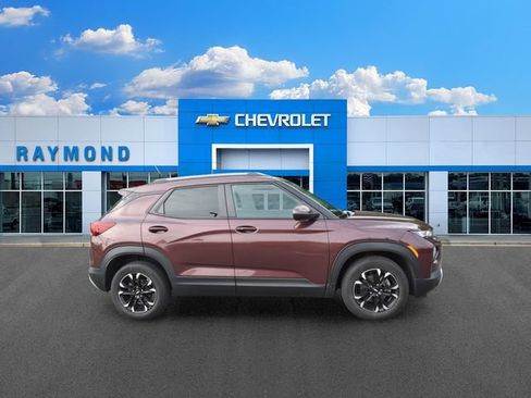 Used 2022 Chevrolet TrailBlazer LT w/ Convenience Package FWD image 2