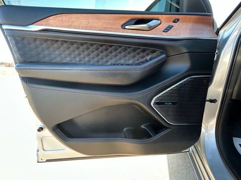 Used 2022 Jeep Grand Cherokee Summit image 15