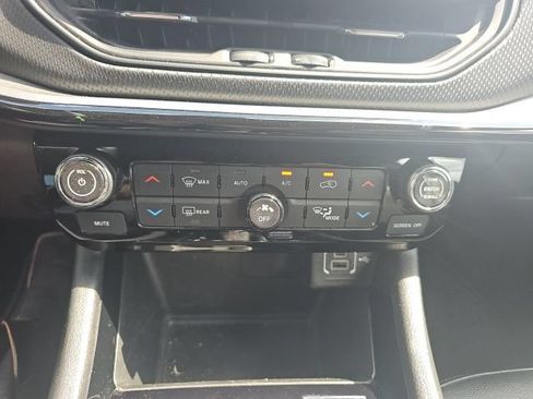 Used 2025 Jeep Compass Trailhawk AWD/4WD image 38